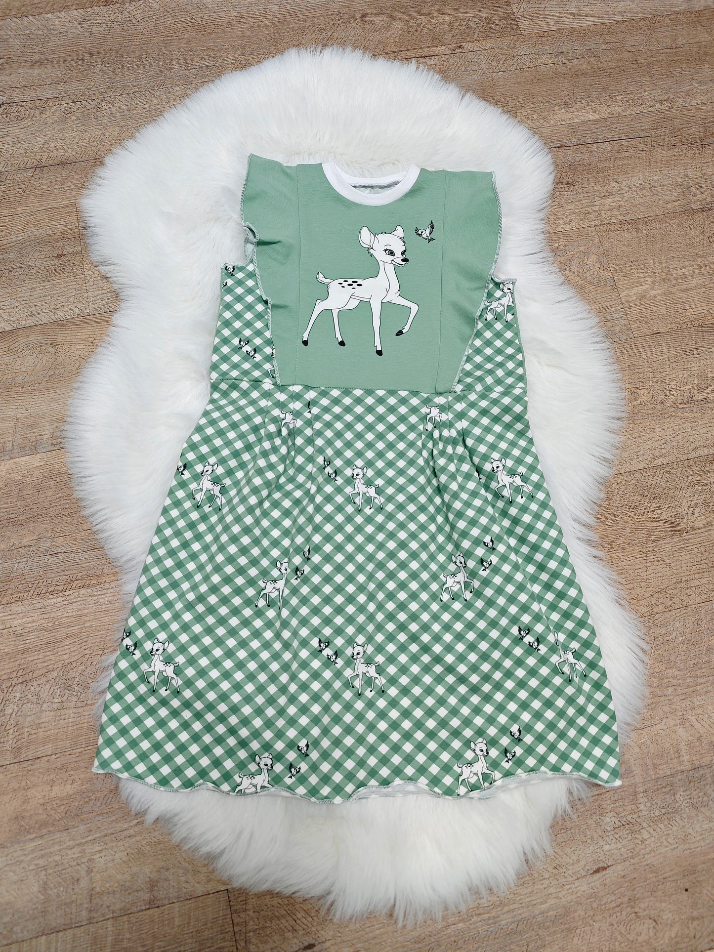 Kleid mit Rüschen.