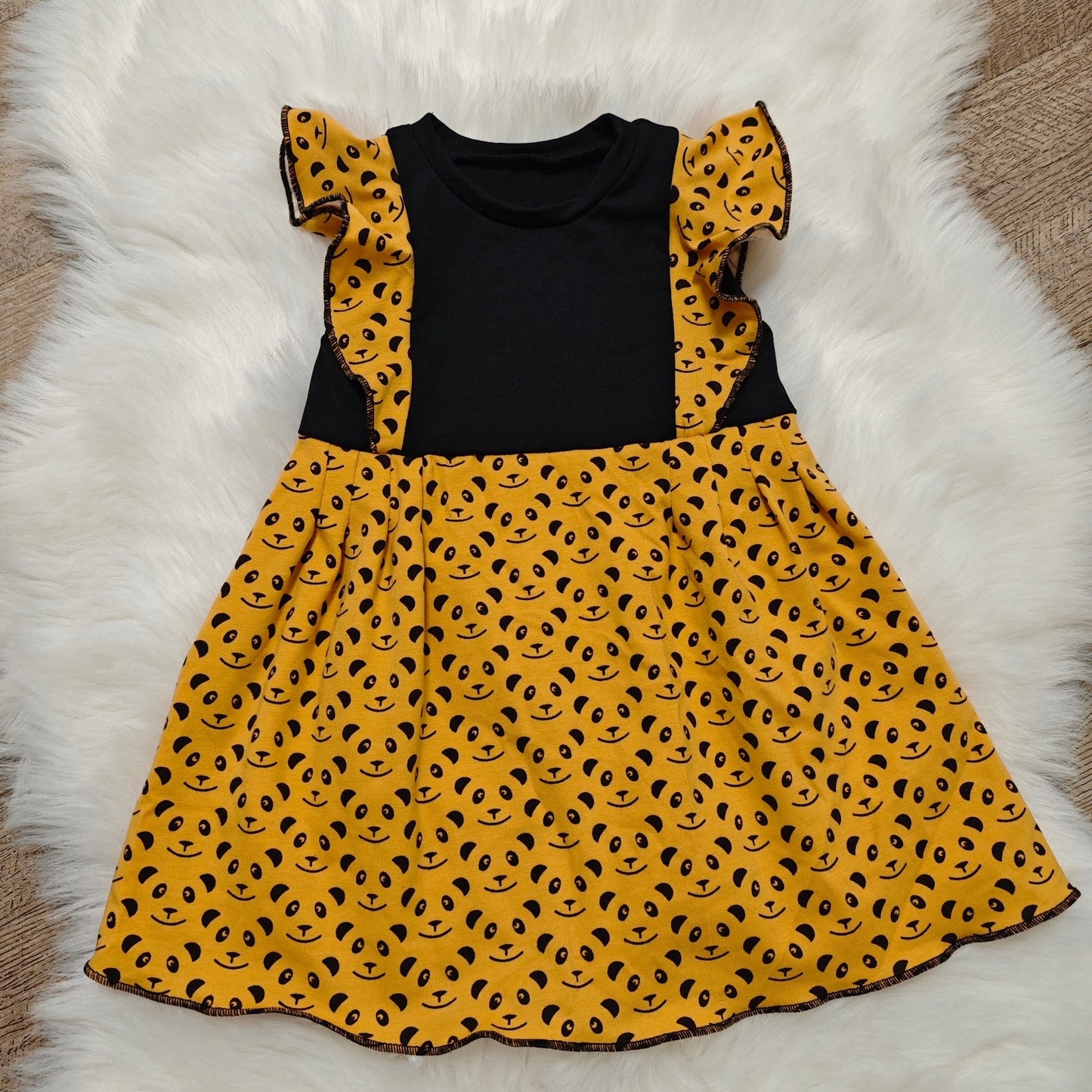 Kleid mit Rüschen.