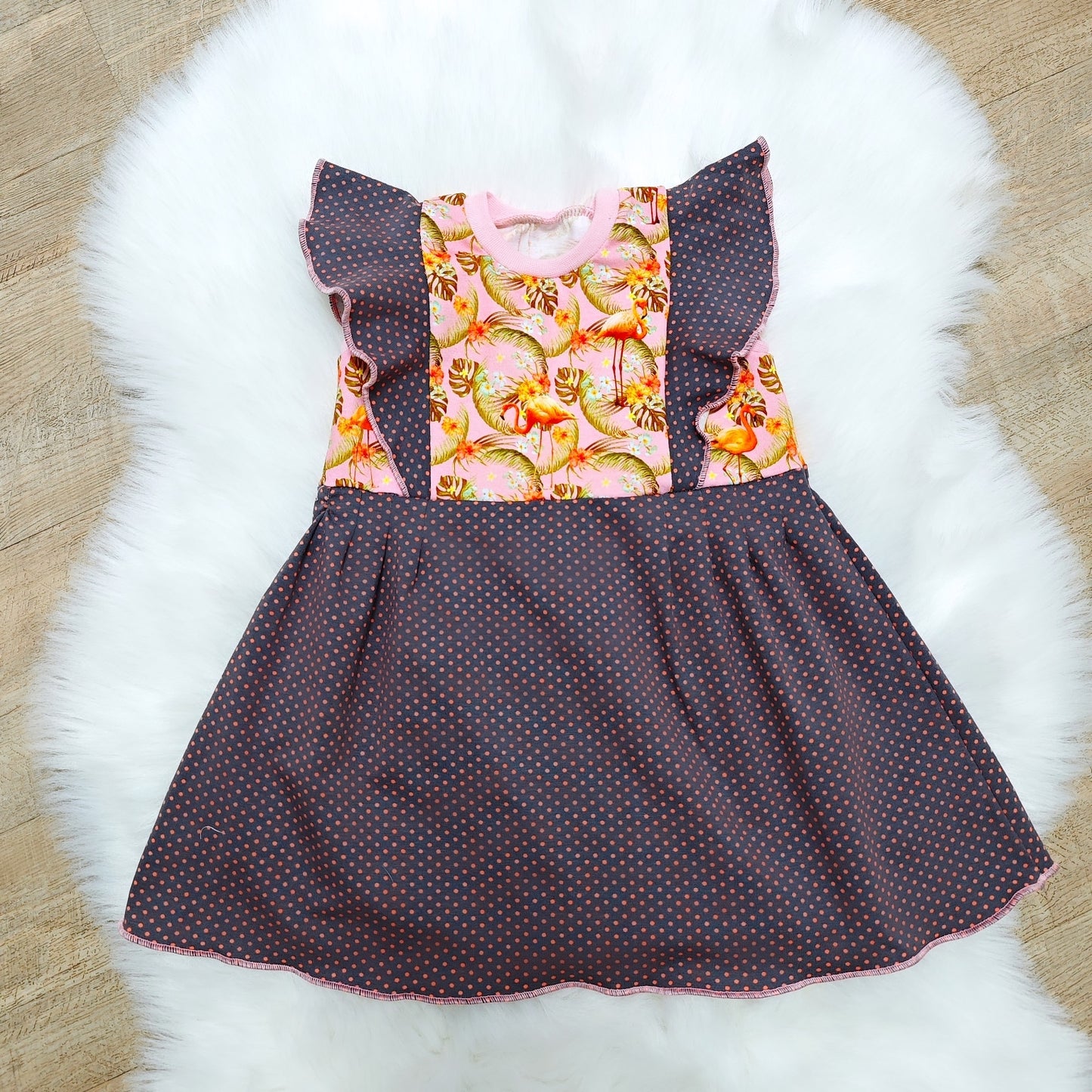 Kleid mit Rüschen.