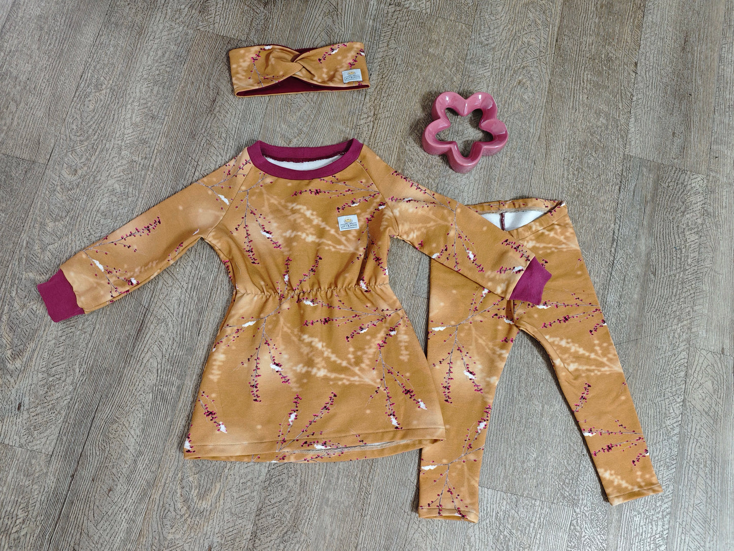 Kleid mit Leggings und Stirnband