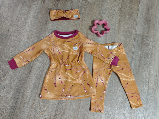 Kleid mit Leggings und Stirnband