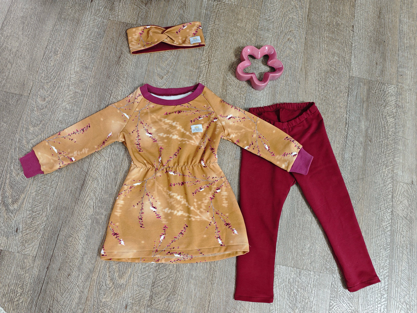 Kleid mit Leggings und Stirnband
